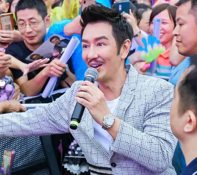 健身明星男发型图片_盘点那些健身明星_50岁健身的男明星
