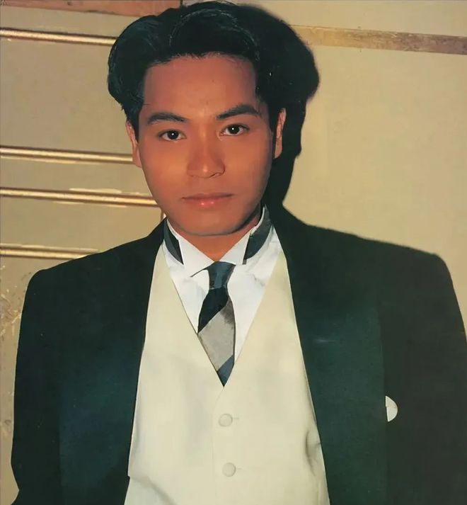 健身明星男发型图片_盘点那些健身明星_50岁健身的男明星