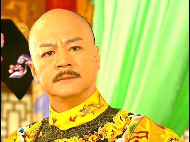 健身明星男发型图片_50岁健身的男明星_盘点那些健身明星