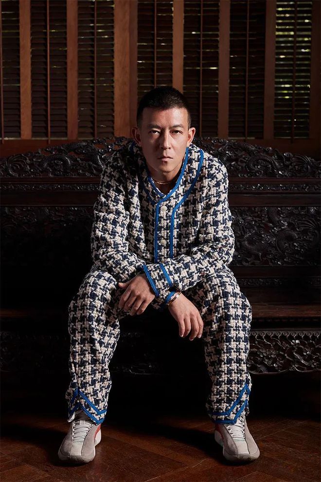 健身明星男发型图片_盘点那些健身明星_50岁健身的男明星