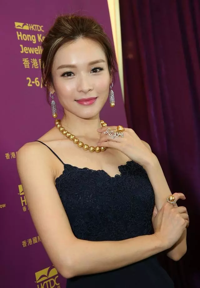 50岁健身的男明星_健身明星男发型图片_健身明星男图片
