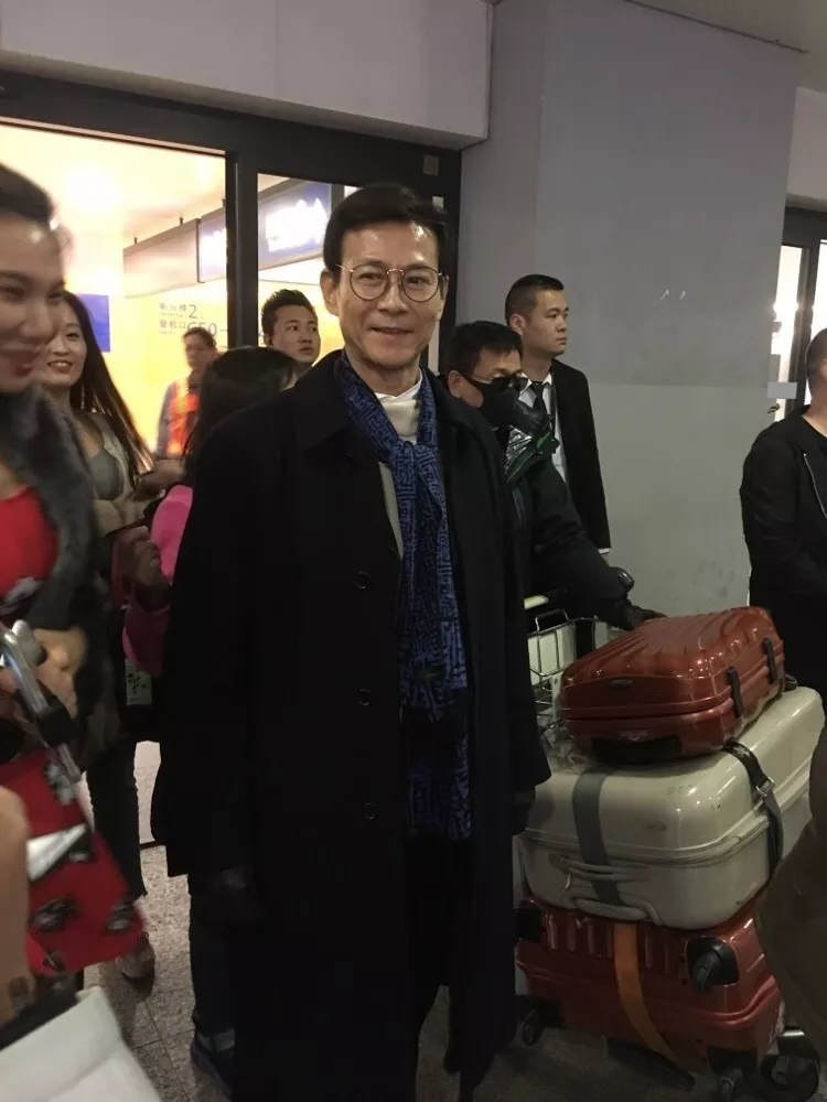 50岁健身的男明星_健身明星男发型图片_健身明星男图片