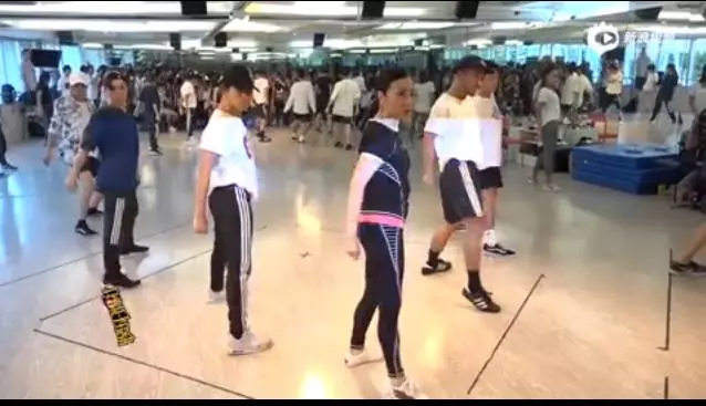 健身明星男图片_50岁健身的男明星_健身明星男发型图片