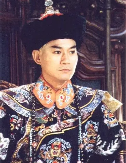 健身明星男图片_健身明星男发型图片_50岁健身的男明星
