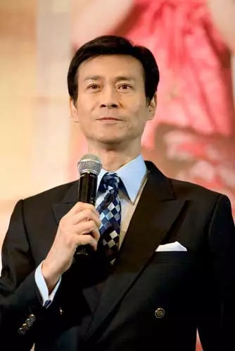 健身明星男发型图片_健身明星男图片_50岁健身的男明星